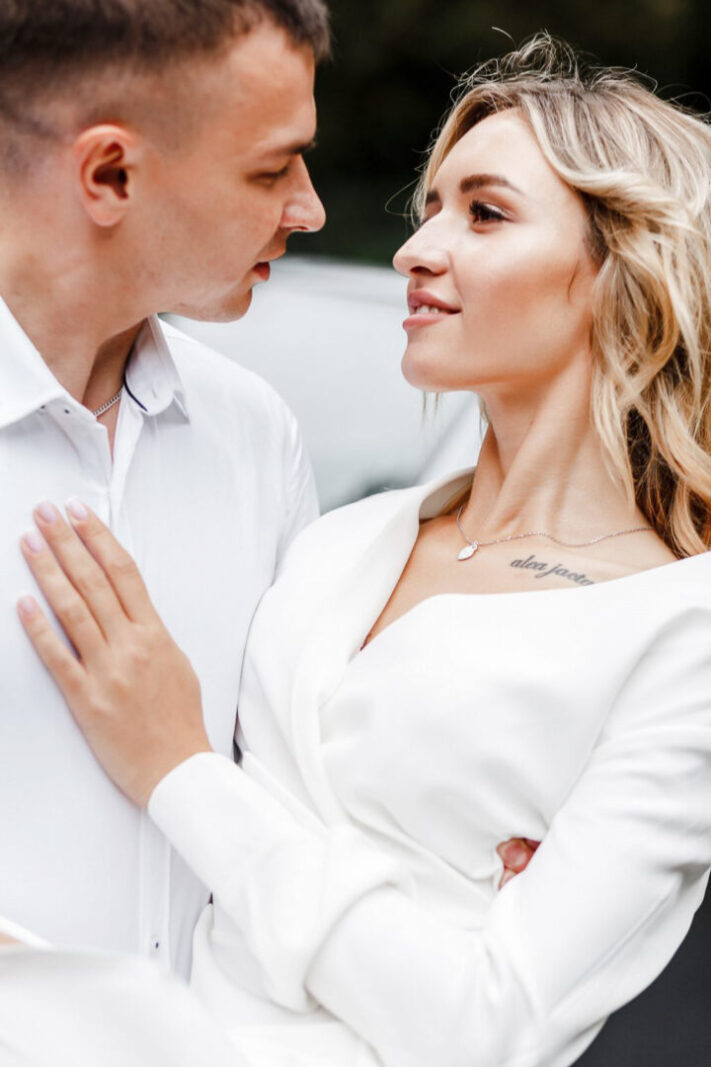 свадебная прогулка, жених смотрит влюблённо на невесту