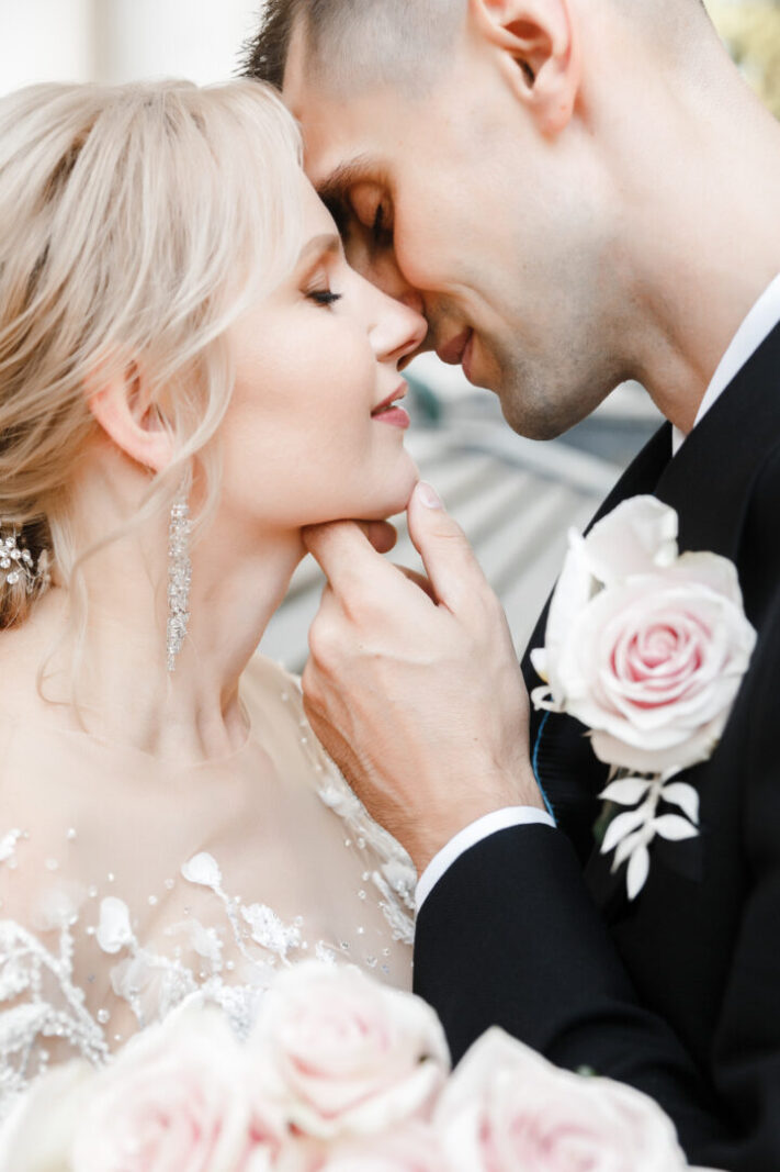 нежный момент пары, крупный портрет, свадебный фотограф в Чернигове